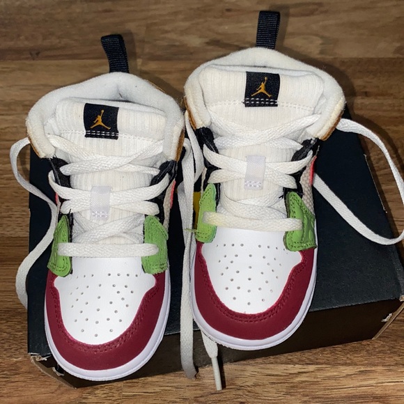 Jordan 1 Mid SE (TD) - Picture 2 of 4